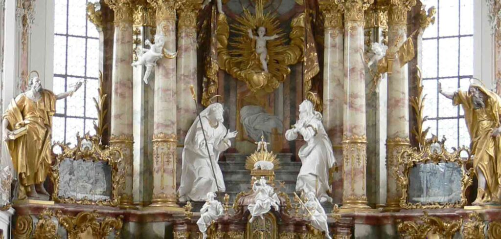 Die Apostel Petrus (links) und Paulus (rechts) am Hochaltar der Pfarrkirche Mariae Geburt in Rottenbuch. (© Pfarrkirche)