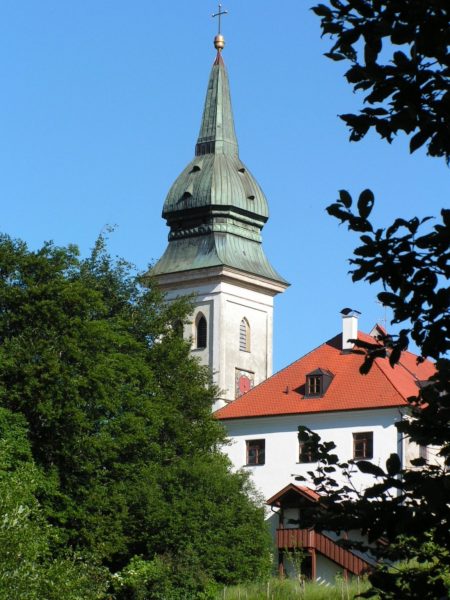 Kirchturm der Pfarrkirche Mariä Geburt Rottenbuch vom Verein der Freunde mit barocker Haube vor blauem Himmel mit dem Pfarramt zur Kontaktaufnahme
